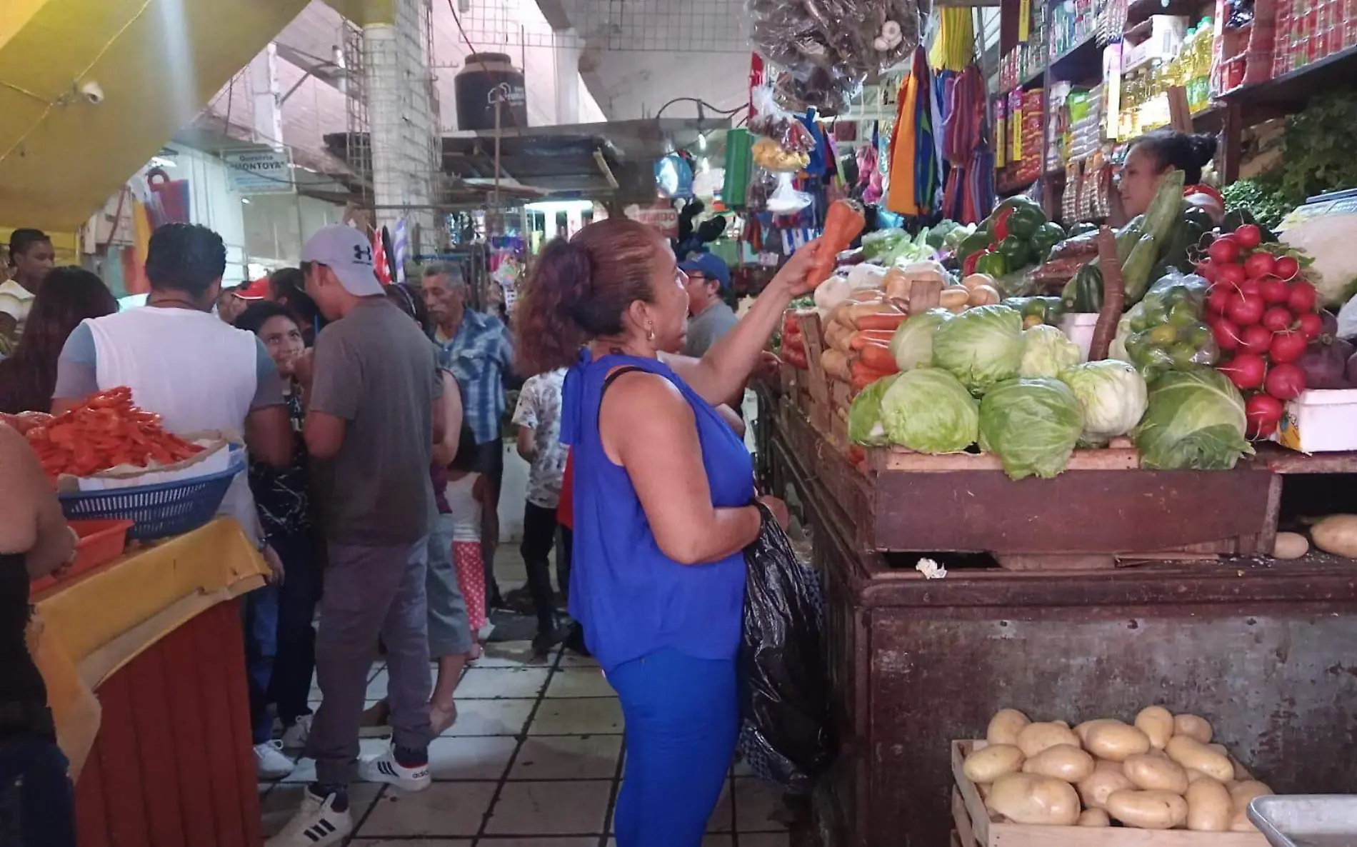 señora comprando en el mercado